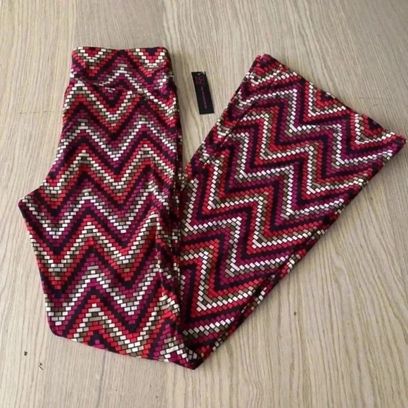 🆕 No Boundaries Chevron Print Flared Leg Pants M🆕 - Picture 6 of 11